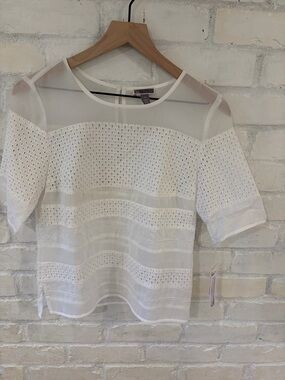 Chelsea28 White Eyelet & Sheer Short Sleeve Top
(B3)